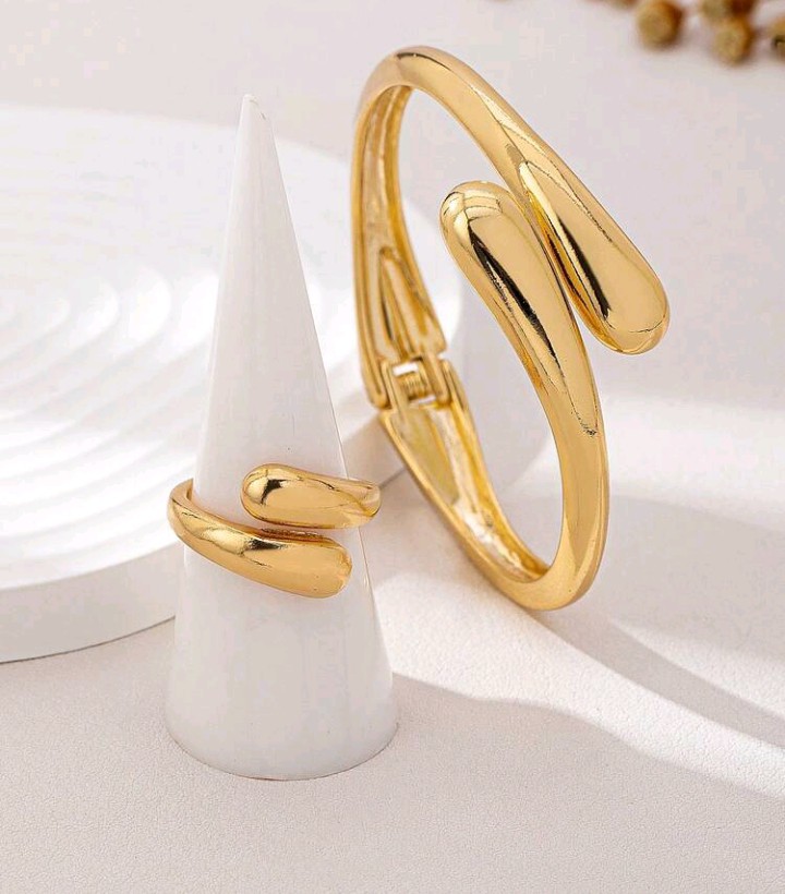 Conjunto de pulseira e anel de mulher em formato de lágrima