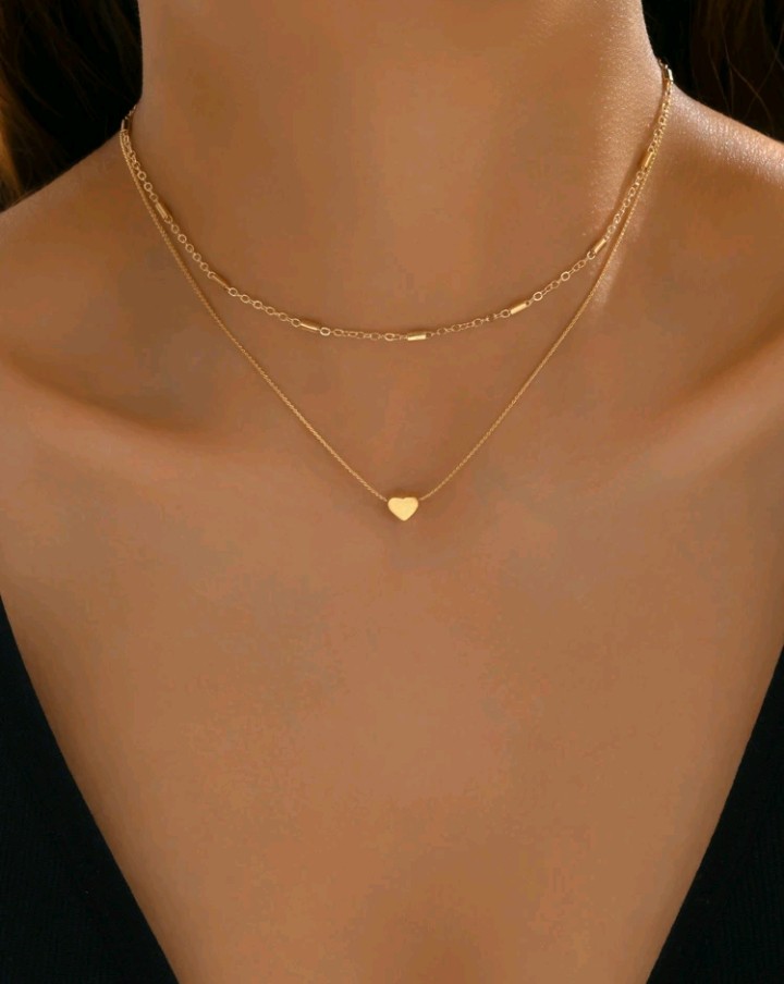 Colar de mulher em aço dourado